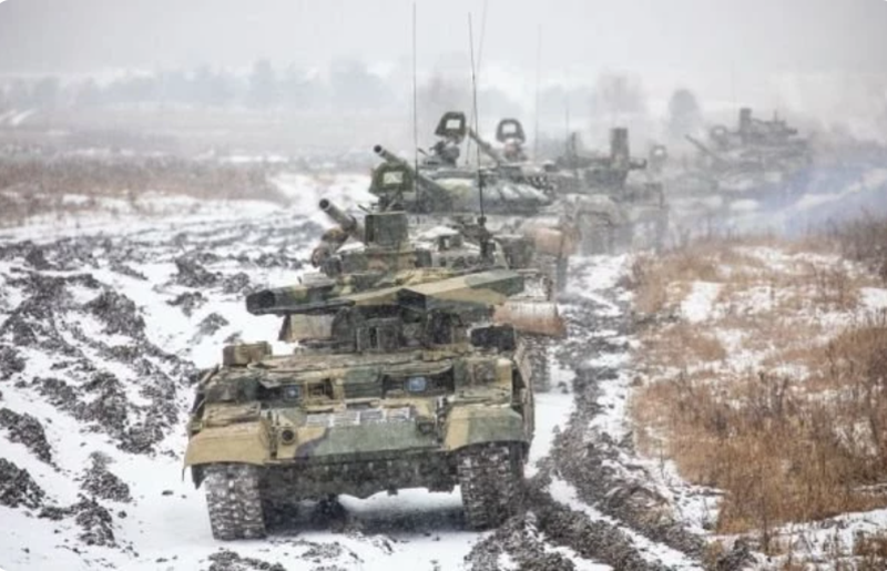 Mặc dù cánh đồng đã đóng băng, cho phép các phương tiện Ukraine vận chuyển tiếp tế qua đó, nhưng do tổn thất quá lớn về xe bọc thép bánh xích, hậu cần của quân Ukraine gặp khó khăn. Phần lớn trang bị của Ukraine là xe bánh lốp, khó di chuyển trên những cánh đồng đầy tuyết, khiến nhiều phương tiện bị mắc kẹt giữa đường và buộc phải sử dụng sức người để vận chuyển hàng tiếp tế. Ảnh: Bộ Quốc phòng Nga