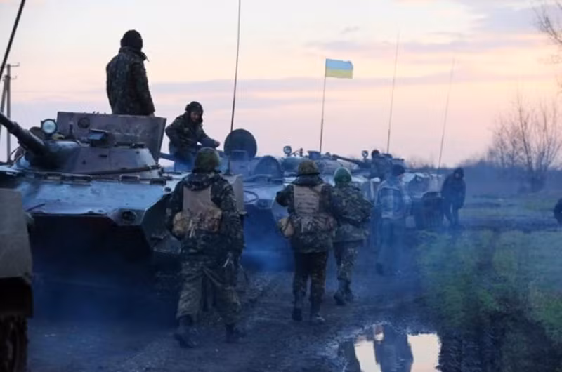 Vào tối ngày 9/2, các đội tấn công của Sư đoàn 106 đã tiến vào làng từ khu vực ngoại ô phía bắc và chiếm được một loạt tòa nhà xung quanh ngã tư đường Selo và Shilyakh. Trước áp lực này, lực lượng của Trung đoàn 225 và Lữ đoàn số 1 của Ukraine buộc phải rút về bờ đông sông Loknya, đồng thời bắt đầu gài mìn trên tuyến đường 38K-030 bắc qua sông để ngăn chặn bước tiến của Nga. Ảnh: TASS