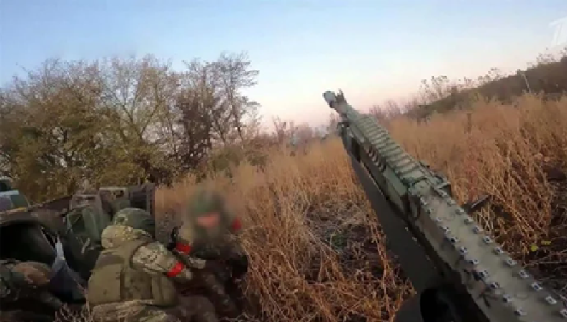 Ở phía tây của ngôi làng, quân Nga đã sử dụng máy bay không người lái để quét sạch phần lớn khu rừng Olekh, sau đó bộ binh Nga củng cố các vị trí trong rừng và tiến hành tấn công vào khu vực phía tây của ngôi làng, rồi đột nhập vào trung tâm làng. Ảnh: Bộ Quốc phòng Nga