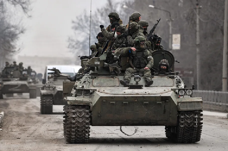 Quân đội Nga tấn công ngôi làng này chủ yếu từ hai hướng: đập sông Konopelka ở phía đông và rừng Olekh ở phía tây. Ảnh: Kommersant