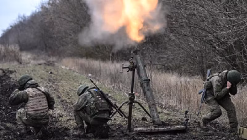 Tại trạm xăng Lotos ở phía đông bắc ngôi làng, giao tranh ác liệt cũng đã nổ ra. Ngoài máy bay không người lái và pháo binh, cả hai bên còn sử dụng súng phóng lựu. Ảnh: RIA Novosti