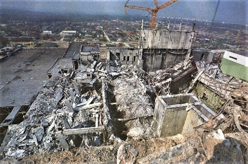 Thảm họa Chernobyl năm 1986 đã gây ra một trong những vụ rò rỉ phóng xạ nghiêm trọng nhất lịch sử. Vụ nổ lò phản ứng số 4 đã giải phóng một lượng lớn chất phóng xạ vào khí quyển, ảnh hưởng đến hàng triệu người dân ở Ukraine, Belarus, Nga và nhiều quốc gia châu Âu khác. Ảnh: The Atlantic