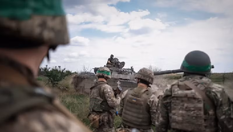 Cuộc tấn công của Ukraine vào Belgorod bắt đầu từ rạng sáng ngày 18/3, với khoảng 200 binh sĩ cùng 20 xe bọc thép tấn công vào các khu vực biên giới Demidovka và Prilesye. Giới chức Nga tuyên bố Ukraine đang cố tình gây ra căng thẳng nhằm làm xấu bầu không khí trong cuộc điện đàm giữa Tổng thống Putin và ông Donald Trump, qua đó “hạ thấp sáng kiến hòa bình của Mỹ”. Ảnh minh họa: Bộ Quốc phòng Ukraine