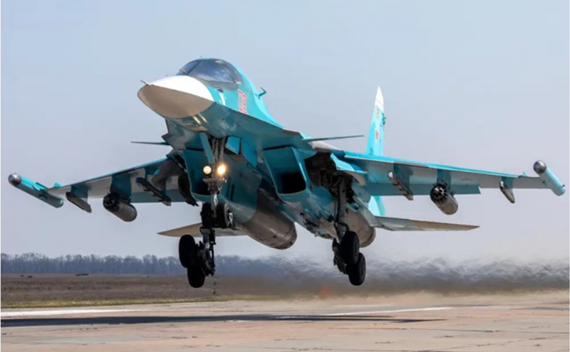 Khi Su-34 tiếp cận đường băng mà không có càng đáp, tình huống này thường có thể dẫn đến thảm họa, nhưng phi công vẫn kiểm soát được máy bay, bung dù hãm đúng thời điểm để giảm tốc. Ảnh: Bộ Quốc phòng Nga