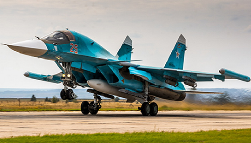 Hợp kim nhôm cũng đóng vai trò quan trọng trong kết cấu Su-34, chiếm phần lớn khung thân và cánh. Nhẹ hơn titan, nhôm giúp cân bằng giữa độ bền và khả năng cơ động. Buồng lái, một khoang bọc giáp gần 1,5 tấn, được gia cố bằng titan để bảo vệ phi hành đoàn. Ảnh: Bộ Quốc phòng Nga