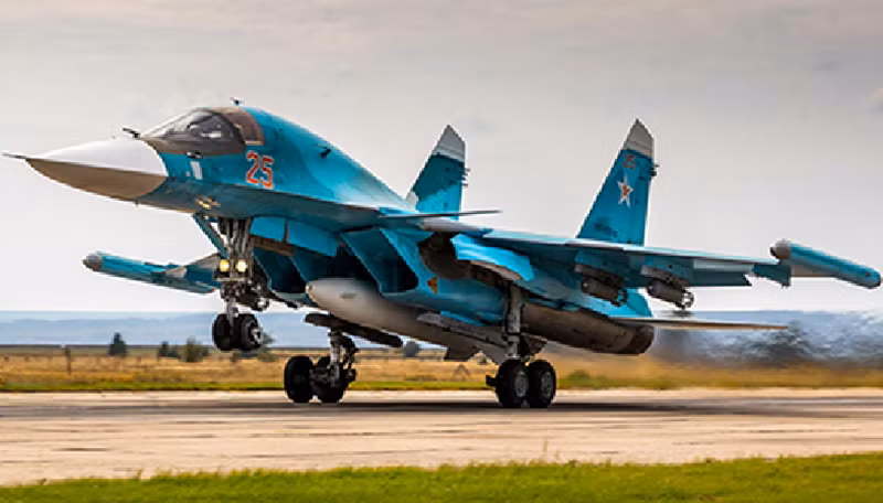 Hợp kim nhôm cũng đóng vai trò quan trọng trong kết cấu Su-34, chiếm phần lớn khung thân và cánh. Nhẹ hơn titan, nhôm giúp cân bằng giữa độ bền và khả năng cơ động. Buồng lái, một khoang bọc giáp gần 1,5 tấn, được gia cố bằng titan để bảo vệ phi hành đoàn. Ảnh: Bộ Quốc phòng Nga