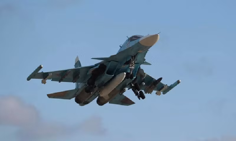 Ông Hayes cũng lưu ý rằng việc bung dù hãm đúng lúc là yếu tố quan trọng, giúp giảm tốc mà không cần dựa vào phanh hoặc lực đẩy ngược, vốn kém hiệu quả hơn trong hạ cánh bằng bụng. Ảnh: RIA Novosti