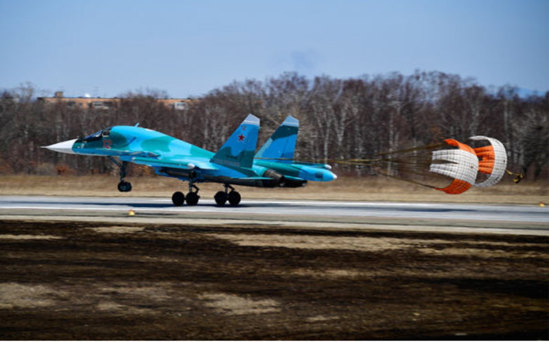 Su-34 chịu được cú hạ cánh bằng bụng nhờ kết cấu chắc chắn. Được Sukhoi thiết kế làm tiêm kích-bom tiền tuyến, máy bay này có khung thân gia cố để chịu điều kiện chiến đấu khắc nghiệt. Phần bụng được làm từ hợp kim titan, nổi tiếng với độ bền cao, khả năng chống nhiệt và mài mòn. Ảnh: TASS