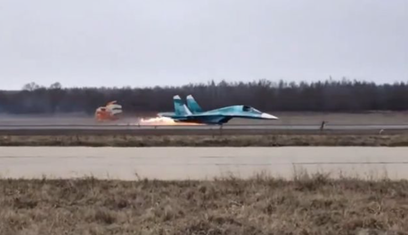 Một tiêm kích-bom Su-34 của Nga đã hạ cánh không càng tại một sân bay không được tiết lộ vào ngày 22/3, theo video lan truyền trên X. Đoạn phim cho thấy chiến đấu cơ hai động cơ tiếp cận đường băng với bánh xe thu vào, sử dụng bụng để hạ cánh. Ảnh: X