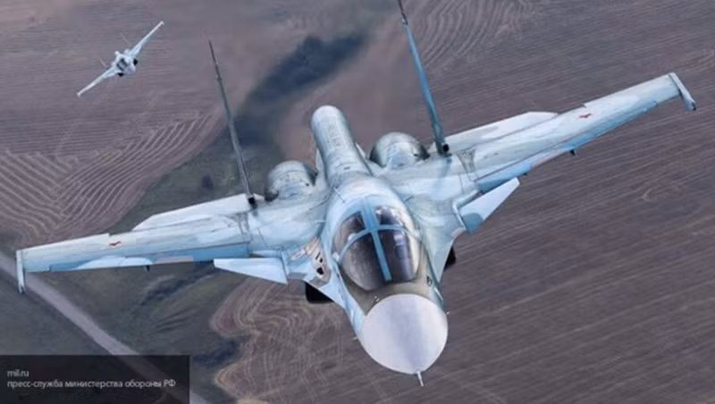 Ông nhấn mạnh rằng phi công phải xác định chính xác tốc độ tiếp cận—quá nhanh có thể khiến máy bay trượt xa, quá chậm có thể làm nó rơi mạnh xuống. Su-34, với trọng lượng khoảng 45 tấn khi đầy tải, đòi hỏi kiểm soát chính xác để tránh mất lực nâng hoặc bật nảy khi tiếp đất. Ảnh: Bộ Quốc phòng Nga