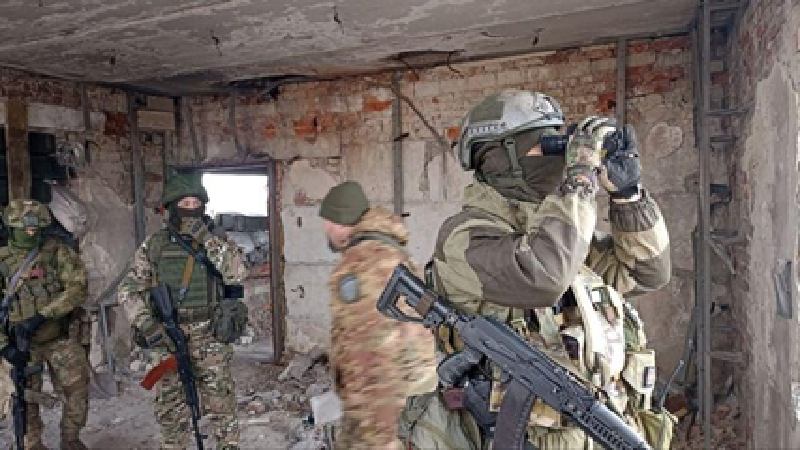 Trong khi đó, Ukraine không còn bất kỳ lực lượng dự bị nào có thể ngăn chặn một đợt tấn công mới của Nga. Nếu quân đội Nga tiến triển thuận lợi tại các tỉnh Sumy, Kharkiv và Dnipro, lần đàm phán ngừng bắn tiếp theo sẽ không chỉ ở 5 mà là 8 khu vực. Ảnh: Iz.ru