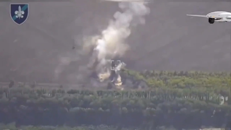 Một sĩ quan phân tích ảnh vệ tinh có thể mỗi ngày rà soát hàng nghìn bức ảnh chiến trường, chính xác tìm ra nhiều mục tiêu giá trị cao của quân Nga dù chỉ phát hiện 10 mục tiêu như pháo hạng nặng, xe tăng, trực thăng, kho đạn và sở chỉ huy để tấn công hiệu quả. Như vậy, mỗi tháng Nga sẽ thiệt hại hơn 300 hệ thống quan trọng. Những sĩ quan phân tích ảnh vệ tinh như thế này cần bao lâu mới đào tạo được? Ảnh: Bộ Quốc phòng Ukraine