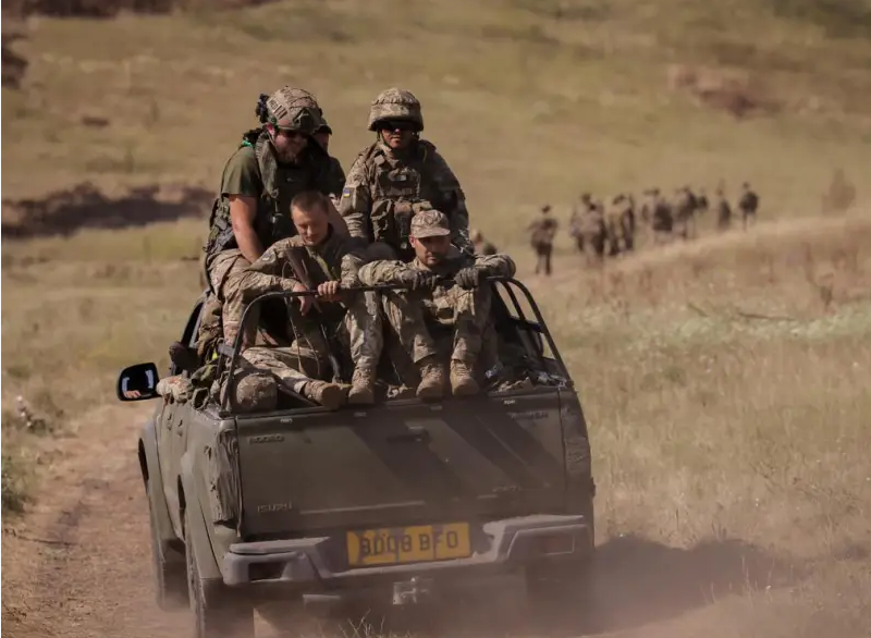 Và hiện nay, quân đội Nga đã chuẩn bị chiếm giữ khu vực thứ sáu. Nga sẽ phát động một chiến dịch tấn công mới, cố vấn văn phòng Tổng thống Ukraine Pavlo Palisa cho biết, quân đội Nga chuẩn bị điều thêm 160.000 người, tức là 15 sư đoàn cơ giới, vào chiến trường. Nhiệm vụ của các đơn vị này là tiến vào tỉnh Dnipro và chiếm khu vực do Ukraine kiểm soát ở phía bắc tỉnh Zaporizhia. Ảnh: Top War