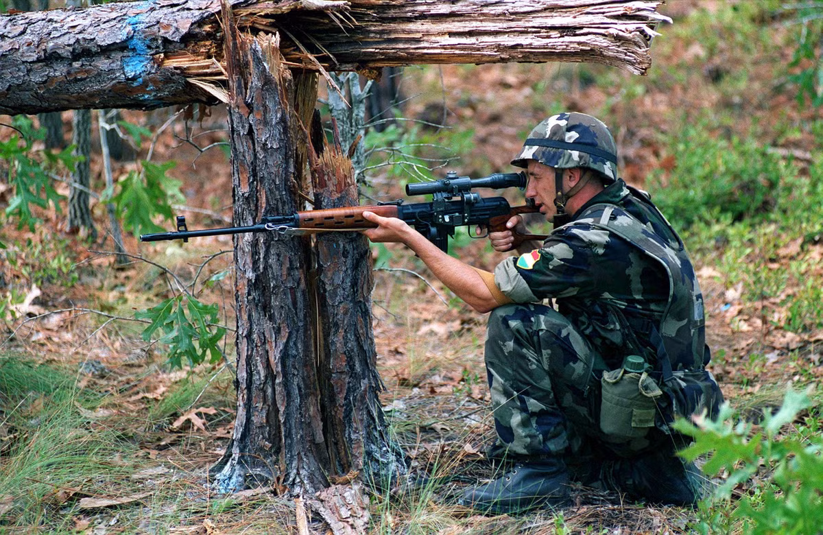 Súng bắn tỉa SVD Dragunov trở thành huyền thoại chính nhờ sự tin cậy và tiện dụng, dễ bảo quản trong mọi điều kiện chiến trường. Dù không có độ chính xác cao như súng bắn tỉa chuyên dụng, nhưng nó giúp cung cấp hỏa lực áp chế cần thiết. Tính năng chiến đấu của SVD Dragunov đã được khẳng định qua nhiều chiến trường. Ảnh: Wikipedia.