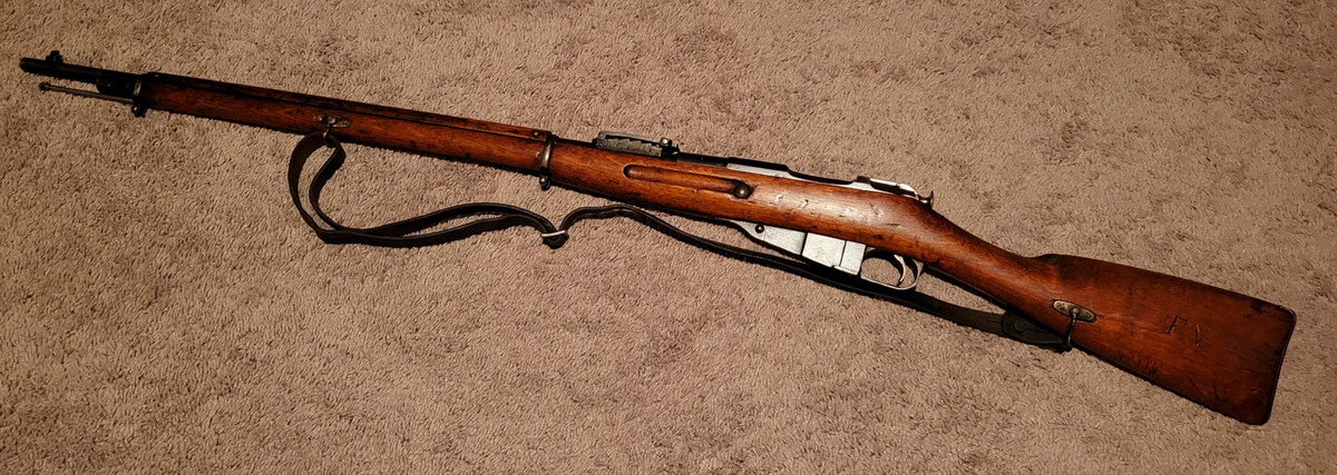 Trong Thế chiến 2 súng bắn tỉa Mosin-Nagant của Nga đã trở thành nỗi ám ảnh với lính Đức. Viên đạn có uy lực mạnh và cấu tạo đơn giản khiến Mosin-Nagant có độ giật rất cao, nhưng nó lại là vũ khí có độ chính xác cao và đáng tin cậy. Một khẩu Mosin không kính ngắm có tầm bắn hiệu quả lên tới 500 m. Ảnh: Reddit.