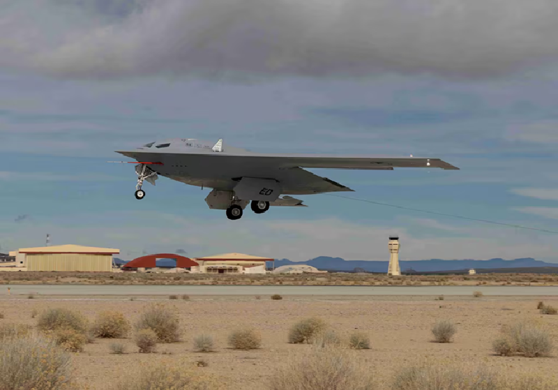 Máy bay B-21 Raider mới có thể bay xa tới 6.000 dặm (ước tính có thể khác nhau) mà không cần tiếp nhiên liệu và có khả năng mang theo các tải trọng thông thường và hạt nhân, bao gồm tên lửa hành trình tầm xa, cũng như các loại đạn dược dẫn đường chính xác JDAM và JASSM. Ảnh: Denfense News 