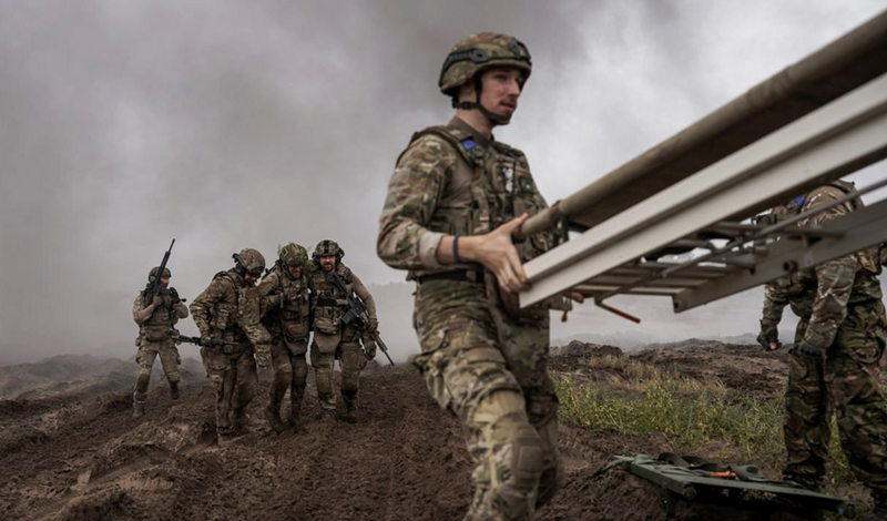 Forbes viết rằng các đơn vị Nga hiện chỉ cách Pokrovsk 6 km, và việc chiếm thành phố này chỉ còn là vấn đề thời gian. Phía Ukraine chỉ đang cố gắng làm chậm bước tiến của quân Nga. Forbes cũng nhận định rằng các đơn vị Nga ở phía nam Pokrovsk đang tiếp tục tiến lên để hình thành một tuyến phòng thủ phía nam thành phố. Ảnh: News.ru.