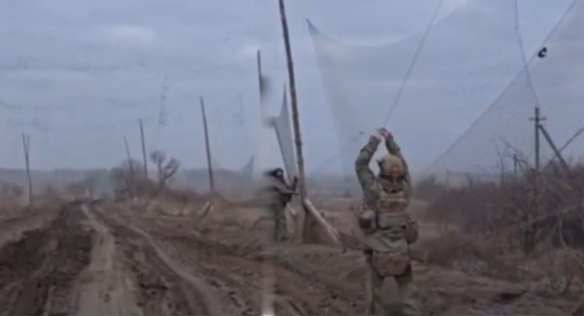 Việc bao phủ toàn bộ mặt đường bằng lưới mắt cáo là nỗ lực mới nhất nhằm bảo vệ con người khỏi những vũ khí có khả năng cơ động cao này. Quân đội Nga đã thiết lập một "đường hầm" lưới mắt cáo dài 2km trên một con đường nối Bakhmut và Chasiv Yar ở khu vực Donetsk, miền đông Ukraine. Ảnh Reddit