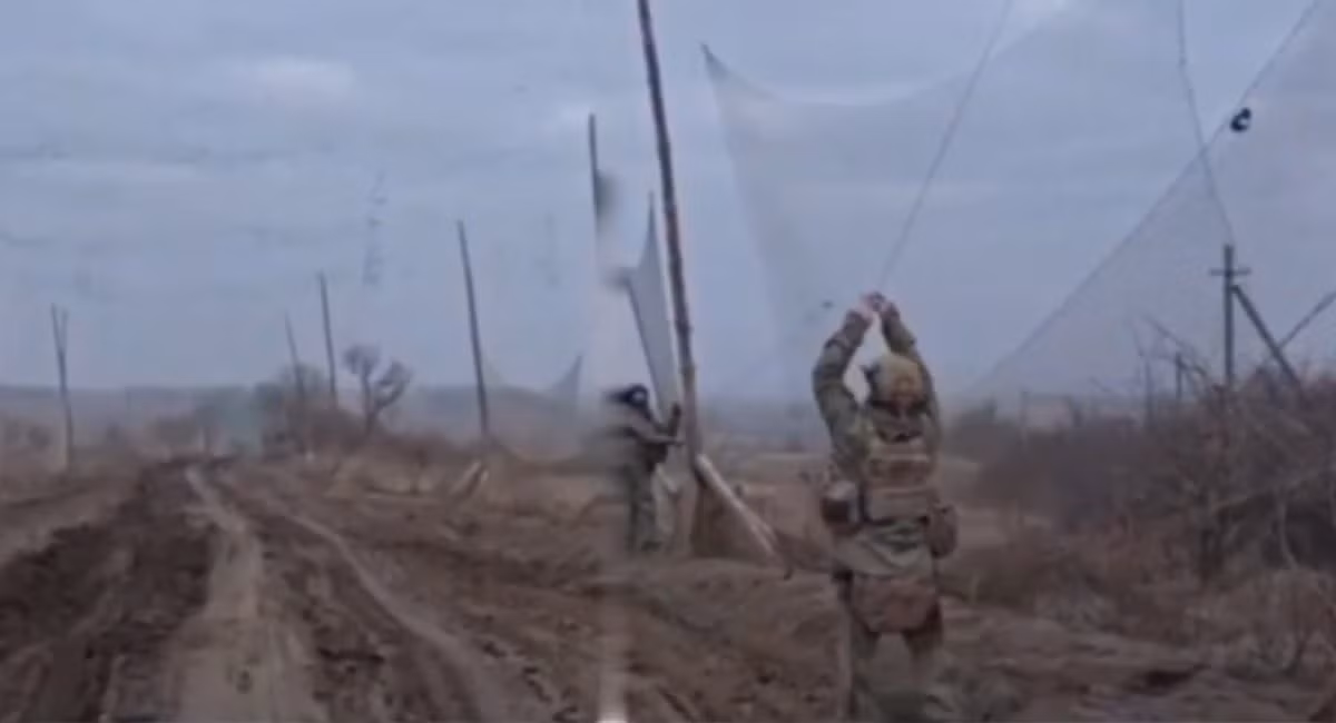 Việc bao phủ toàn bộ mặt đường bằng lưới mắt cáo là nỗ lực mới nhất nhằm bảo vệ con người khỏi những vũ khí có khả năng cơ động cao này. Quân đội Nga đã thiết lập một "đường hầm" lưới mắt cáo dài 2km trên một con đường nối Bakhmut và Chasiv Yar ở khu vực Donetsk, miền đông Ukraine. Ảnh Reddit