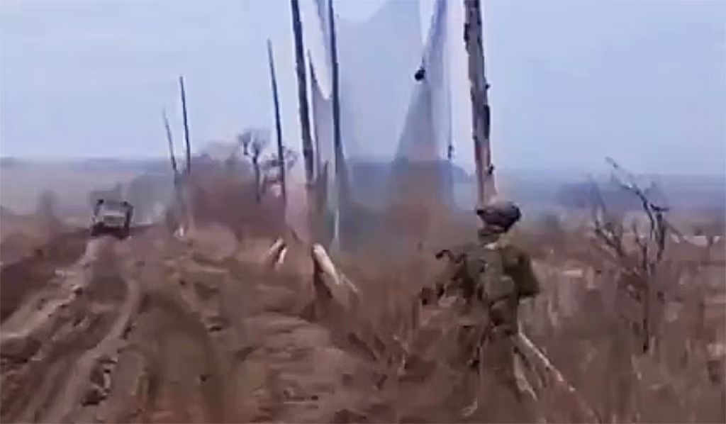Mới đây, trong một đoạn video trên mạng xã hội X cho thấy Quân đội Nga đang mở một cuộn lưới mắt cáo, sau đó họ gắn chúng vào các cột có sẵn như cột gỗ, thân cây dài 4,5 đến 6 mét được bố trí đều dọc theo cả hai bên đường. Nhằm ngăn chặn các máy bay không người lái FPV của Ukraine tấn công trực tiếp vào các phương tiện. Ảnh The War Zone