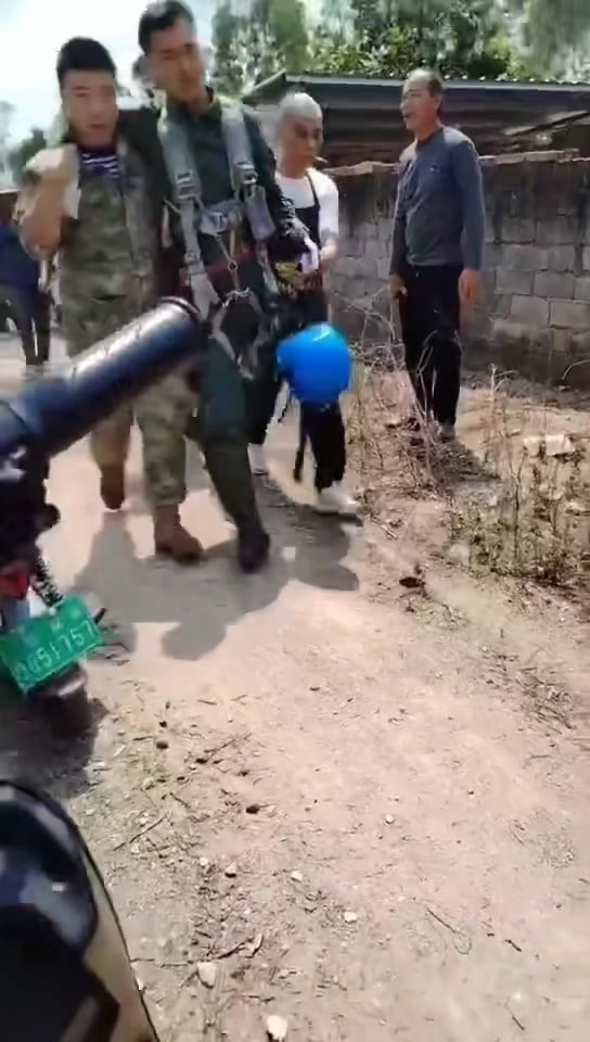 Những cảnh quay ban đầu cho thấy, máy bay chiến đấu J-15 đang ở tư thế mũi hướng xuống, đuôi hướng lên, điều này cho thấy vụ tai nạn có thể xảy ra trong khi máy bay đang hạ cánh. Nguyên nhân chính xác của vụ tai nạn vẫn đang được cơ quan chức năng điều tra làm rõ. Ảnh Reddit