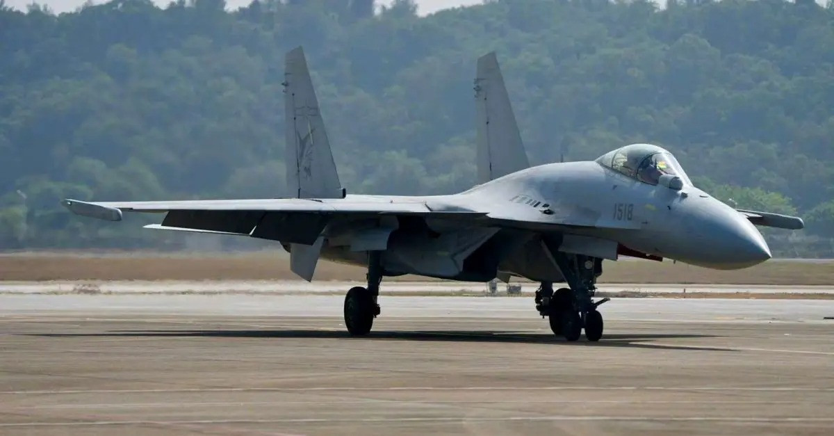 J-15 được trang bị kho vũ khí mạnh mẽ, chiến đấu cơ này có thể mang theo hơn 3 tấn vũ khí, bao gồm 1 pháo GSh-30-1 30 mm, 12 giá treo vũ khí, có thể mang theo tối đa 8 tên lửa không đối không hoặc tên lửa chống hạm và chống radar, máy bay có thể mang hỗn hợp cả tên lửa cùng với các loại bom. Ngoài ra, J-15 có thể mang theo các thiết bị đối kháng điện tử.