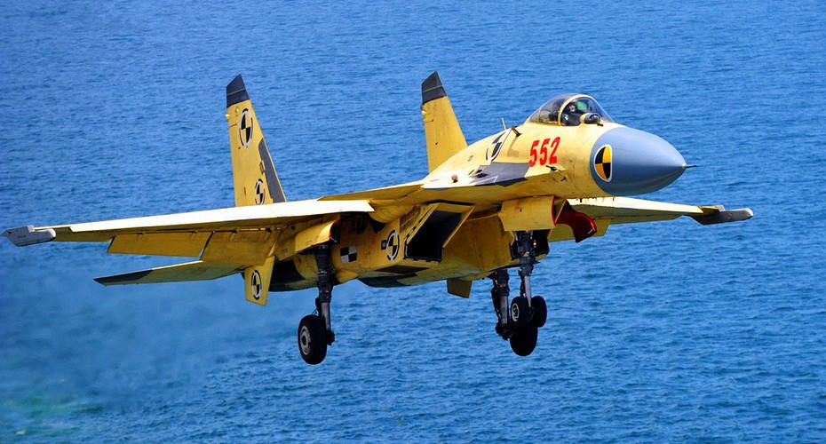 Tuy nhiên, các mẫu sản xuất ban đầu gặp khó khăn về độ tin cậy của động cơ và các bản nâng cấp gần đây đã giải quyết được một số vấn đề này. Trung Quốc được cho là đang phát triển một biến thể J-15 khác có khả năng tác chiến điện tử và đang thiết kế các phiên bản tương thích với máy phóng để nâng cao hơn nữa khả năng trên tàu sân bay.