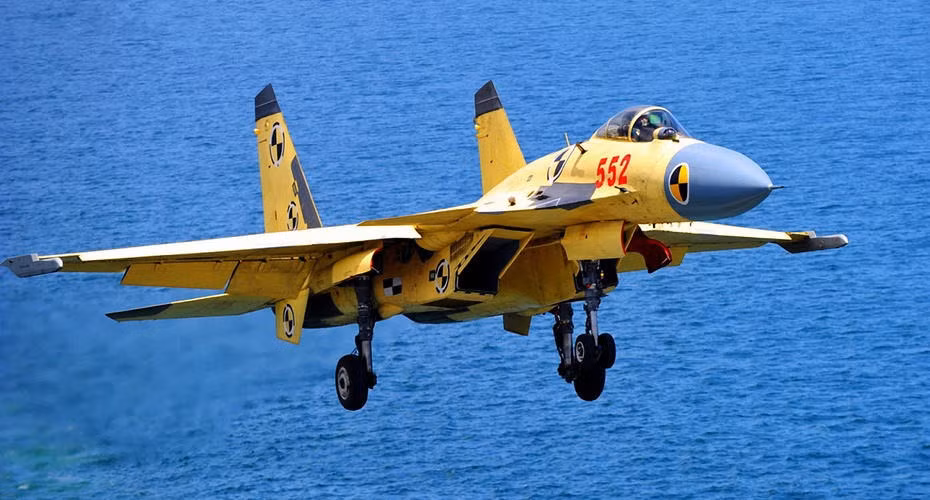 Tuy nhiên, các mẫu sản xuất ban đầu gặp khó khăn về độ tin cậy của động cơ và các bản nâng cấp gần đây đã giải quyết được một số vấn đề này. Trung Quốc được cho là đang phát triển một biến thể J-15 khác có khả năng tác chiến điện tử và đang thiết kế các phiên bản tương thích với máy phóng để nâng cao hơn nữa khả năng trên tàu sân bay.