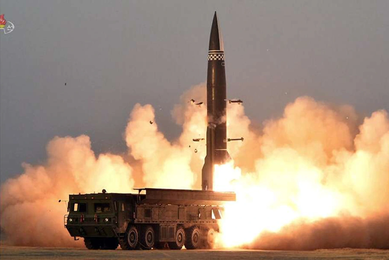 Màn ra mắt thực chiến của tên lửa KN-23 do Triều Tiên phát triển đã hoàn toàn lật đổ định kiến từ lâu của thế giới về loại vũ khí “thô sơ, chất lượng kém”. Đoạn video được lan truyền ghi lại ba đặc điểm nổi bật của tên lửa này, được đánh giá là những bước đột phá kỹ thuật ở cấp độ chiến thuật. Ảnh: Army Recognition