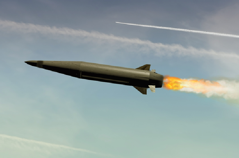 Bí ẩn về tốc độ: Tên lửa xuất hiện từ tầng mây và đánh trúng mục tiêu chỉ trong vài giây, với vệt khói kéo dài cho thấy hình dáng đặc trưng của đầu đạn hai hình nón – một thiết kế phổ biến trong vũ khí siêu thanh. Ảnh minh họa: Shutterstock
