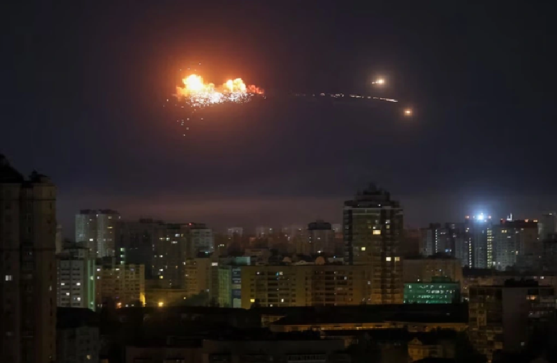 Tối 23/4, bầu trời Kiev rực sáng khi quân đội Nga tiến hành đợt không kích dữ dội nhất nhằm vào thủ đô Ukraine kể từ khi xung đột nổ ra. 215 quả tên lửa và máy bay không người lái dồn dập trút xuống như mưa. Ảnh: Reuters