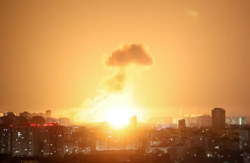 Tuy nhiên, điều thực sự khiến giới quan sát quân sự toàn cầu phải nín thở không phải là màn oanh tạc bão hòa bằng vũ khí thông thường của Nga, mà là một đoạn video “tên lửa bí ẩn” lan truyền chóng mặt trên mạng. Ảnh: Reuters