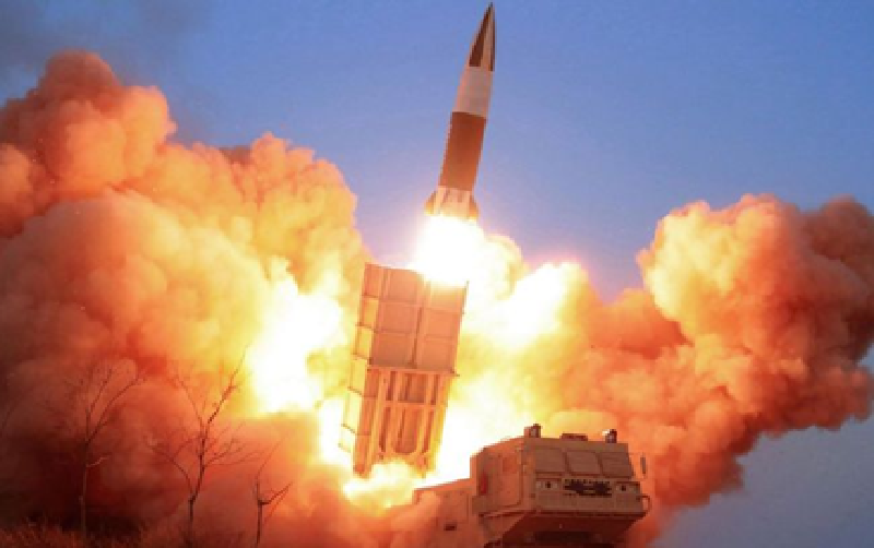 Dù phía Ukraine không xác nhận rõ ràng, nhưng nhiều bằng chứng cho thấy tên lửa này chính là KN-23 – do Triều Tiên phát triển. Nếu được xác thực, đây sẽ là lần đầu tiên loại vũ khí này được ghi nhận trong chiến đấu thực tế với hình ảnh độ nét cao kể từ khi ra mắt công khai năm 2019. Ảnh: CNN