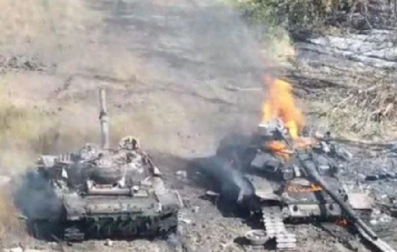 Hướng tấn công chính là từ phía sau Novopokrovka, đánh thẳng vào Mala Tokmachka. Quân Nga dùng 15 xe bọc thép, 20 xe địa hình đa năng và cả xe máy để xông lên. Tuy nhiên, ngay sau khi xuất phát, ba xe thiết giáp chở quân loại 82A đã trúng mìn: hai chiếc bị hư hại nặng, một chiếc bị phá hủy hoàn toàn. Các phương tiện khác cũng bị lực lượng Ukraine tấn công, nhiều chiếc bị tiêu diệt. Ảnh minh họa