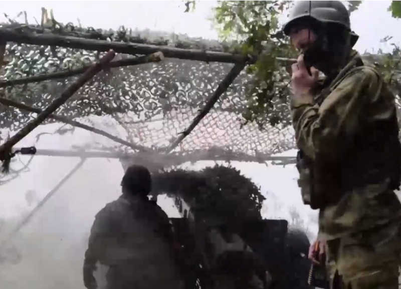 Do đó, họ suy đoán rằng Nga có thể đang muốn thăm dò sức phòng thủ của Ukraine, hoặc thử nghiệm chiến thuật thiết giáp mới để quan sát phản ứng của đối phương, đồng thời tìm ra các điểm yếu trên tuyến phòng ngự — từ đó chuẩn bị cho một cuộc tấn công quy mô lớn hơn trong tương lai. Ảnh: Mk.ru