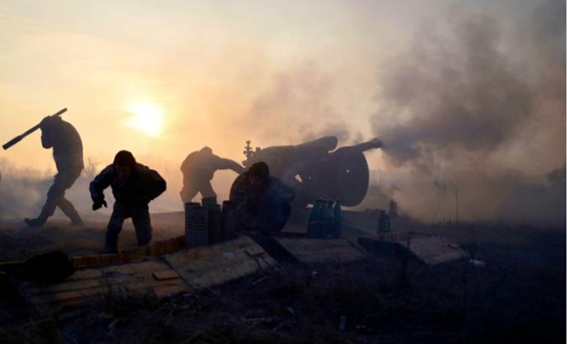 Đây là đợt tấn công lớn nhất của quân đội Nga trong khu vực này kể từ gần một năm qua. Ngay cả giới phân tích từ các viện nghiên cứu của Mỹ cũng cho rằng vụ việc không đơn giản. Bởi từ năm 2023 đến nay, Nga hiếm khi tiến hành các cuộc tấn công thiết giáp trên mặt trận rộng như vậy — thông thường chỉ là các đợt tấn công quy mô nhỏ tại một khu vực đơn lẻ. Ảnh: TASS