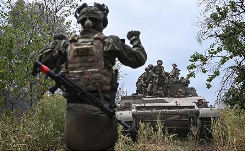 Nói về chiến thuật thiết giáp hiện tại của quân đội Nga, thì đã không còn giống với kiểu "chiến tranh chớp nhoáng" trước đây. Hiện giờ, họ chủ yếu sử dụng xe bọc thép để đưa các đội tấn công bộ binh nhanh chóng tiếp cận tiền tuyến. Khi bộ binh xuống xe chiến đấu, sẽ để lại một đến hai xe bọc thép được trang bị pháo tự động 30mm hỗ trợ bên cạnh. Ảnh: RIA Novosti