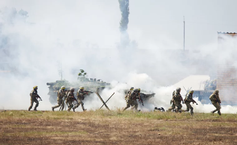 Mỗi đội tấn công tối đa khoảng 30 người, còn các xe bọc thép khác sẽ quay trở lại để vận chuyển lượt bộ binh tiếp theo. Cách đánh này giống kiểu “chiến đấu theo vòng quay” — liên tục đưa lực lượng lên như từng đợt sóng — xe bọc thép giống như “taxi chiến đấu”, chở lính tới lui không ngừng. Ảnh minh họa