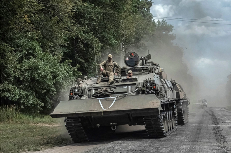 Theo phía Ukraine, lần này quân Nga đã huy động tổng cộng 40 xe bọc thép, 3 xe tăng và một số lượng lớn xe cơ giới hạng nhẹ. Tuy nhiên, cuộc tấn công nhanh chóng bị lực lượng trinh sát đường không của Ukraine phát hiện. Ảnh: Reuters