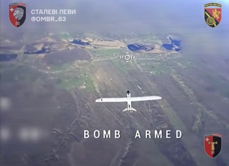 Đáng chú ý trong trận chiến ở hướng Orikhiv: chiến đấu phản pháo hầu như không diễn ra. Nguyên nhân là vì phía Ukraine đã triển khai rất nhiều máy bay không người lái (UAV) tầm xa tại khu vực này, có thể bao phủ toàn bộ tiền tuyến và các trạm quan sát, thậm chí bay sâu tới 50 km vào hậu phương của phòng tuyến Nga. Trong phạm vi đó, pháo binh rất dễ bị phát hiện và tiêu diệt. Ảnh minh họa