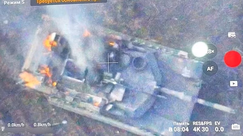 Cách lực lượng Ukraine tìm thấy và tấn công khẩu pháo này không có gì đáng ngạc nhiên, một máy bay không người lái thuộc Tiểu đoàn Nemesis số 412 đã phát hiện ra dấu hiệu nhiệt đặc trưng của khẩu pháo trên nền trời đêm lạnh giá ở Ukraine và sau đó họ đã thả một quả bom vào mục tiêu.