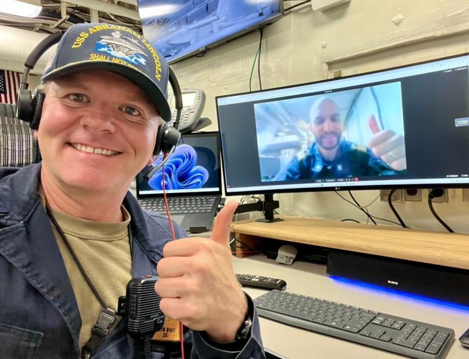 Đại úy Kevin White, sĩ quan hệ thống chiến đấu của tàu sân bay Lincoln cho biết, tốc độ truyền dữ liệu trên tàu sân bay Lincoln thật sự đáng kinh ngạc với tốc độ tải xuống là 1 gigabyte mỗi giây, tốc độ tải lên là 200 megabyte, điều này giúp cho 5.000 thủy thủ trên tàu sử dụng internet một cách thoải mái. Ảnh The War Zone