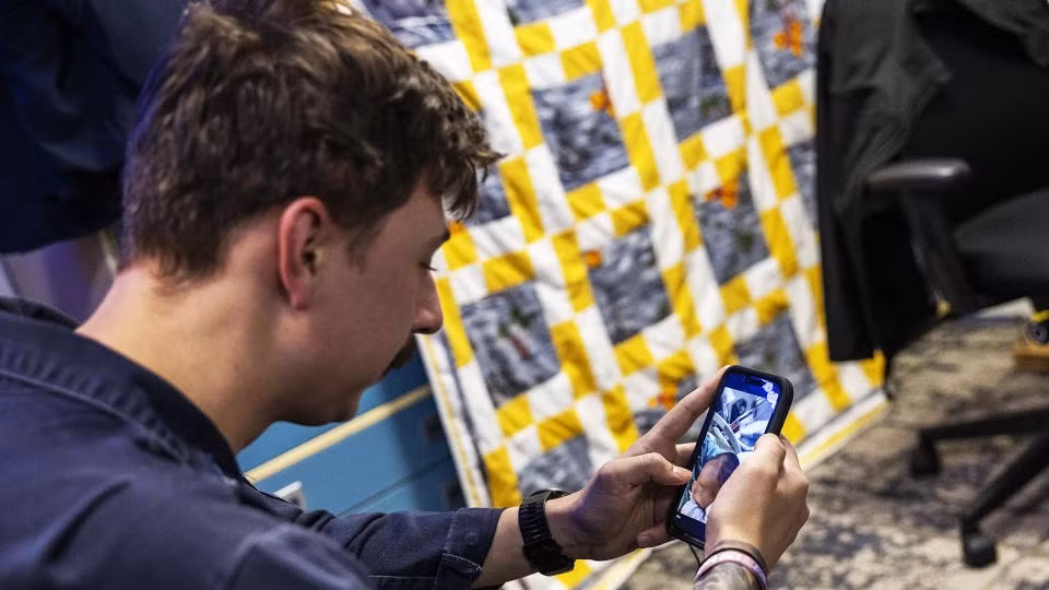 “Thế hệ thủy thủ tiếp theo lớn lên với điện thoại di động trong tay và họ sẽ cảm thấy không thoải mái khi không có nó”, Đại úy Pete Riebe nói. “Tôi không thích điều đó, nhưng đó là thực tế và nếu chúng ta muốn có những người giỏi nhất gia nhập Hải quân, chúng ta cần cung cấp cho họ băng thông trên biển”, ông nói thêm. Ảnh The War Zone