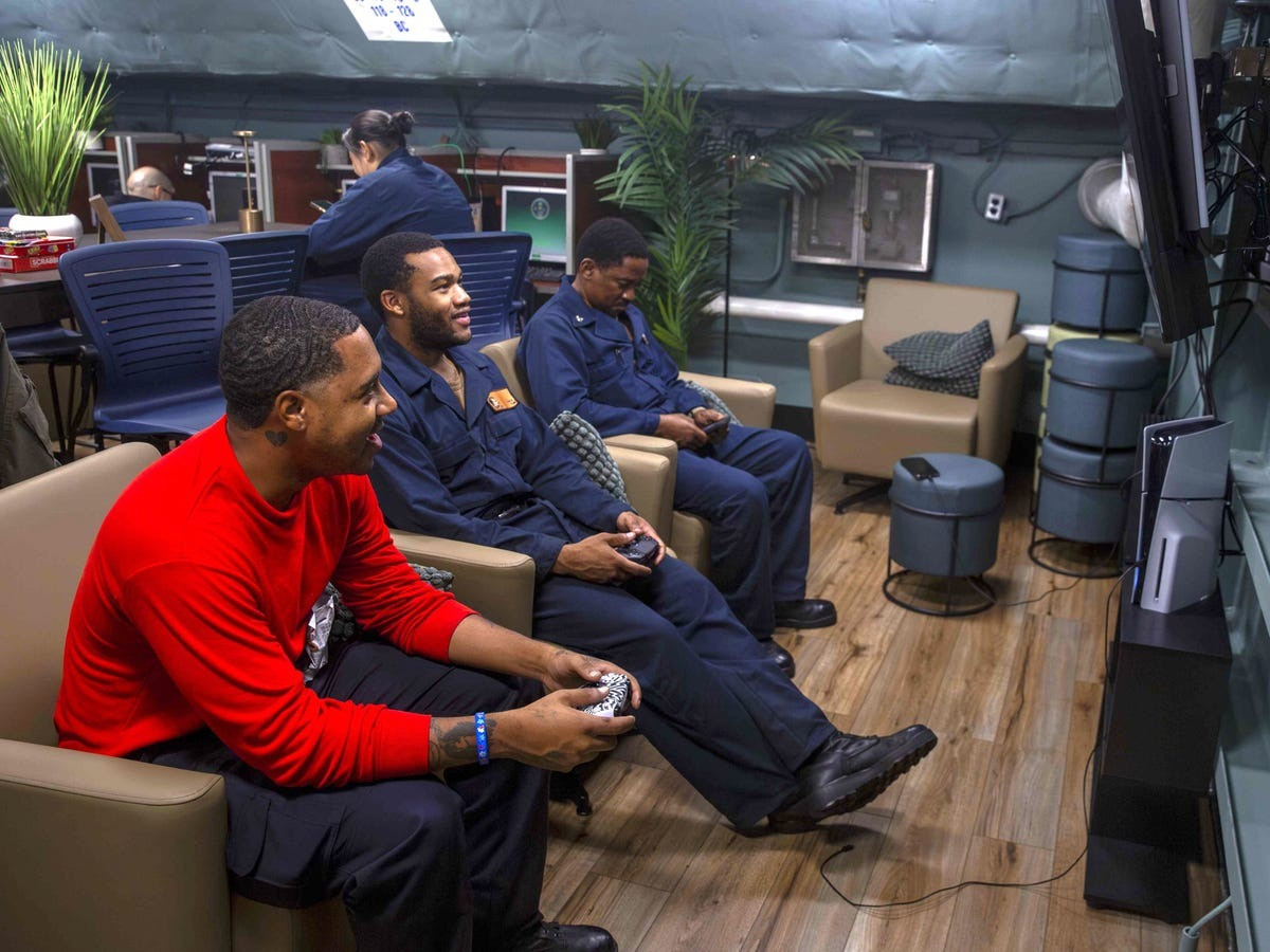 Các thủy thủ trẻ coi việc kết nối internet gần như là một thứ bẩm sinh mà họ phải có. Tàu sân bay Lincoln đã có thể cung cấp các dịch vụ như Netflix cho các thủy thủ, cũng như các sự kiện thể thao và quyền truy cập vào các tiện ích cơ bản trên internet.