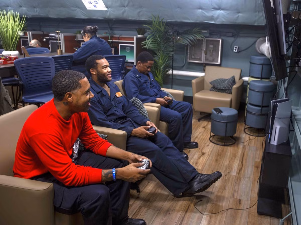 Các thủy thủ trẻ coi việc kết nối internet gần như là một thứ bẩm sinh mà họ phải có. Tàu sân bay Lincoln đã có thể cung cấp các dịch vụ như Netflix cho các thủy thủ, cũng như các sự kiện thể thao và quyền truy cập vào các tiện ích cơ bản trên internet.