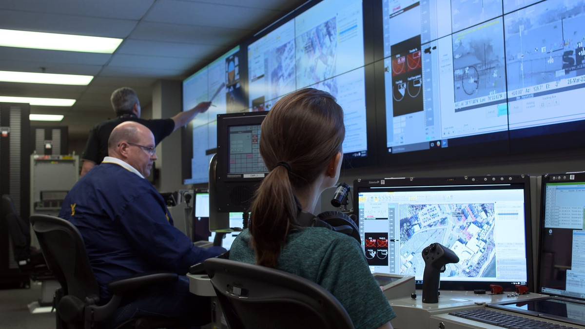 Với Internet tốc độ cao đồng nghĩa là có nhiều chương trình đào tạo trên tàu hơn, một số thủy thủ không phải đến tận trung tâm để tập huấn và các thủy thủ cũng có thể nhận được những hướng dẫn về bảo trì thiết bị từ chỉ huy trên bờ nhanh hơn.