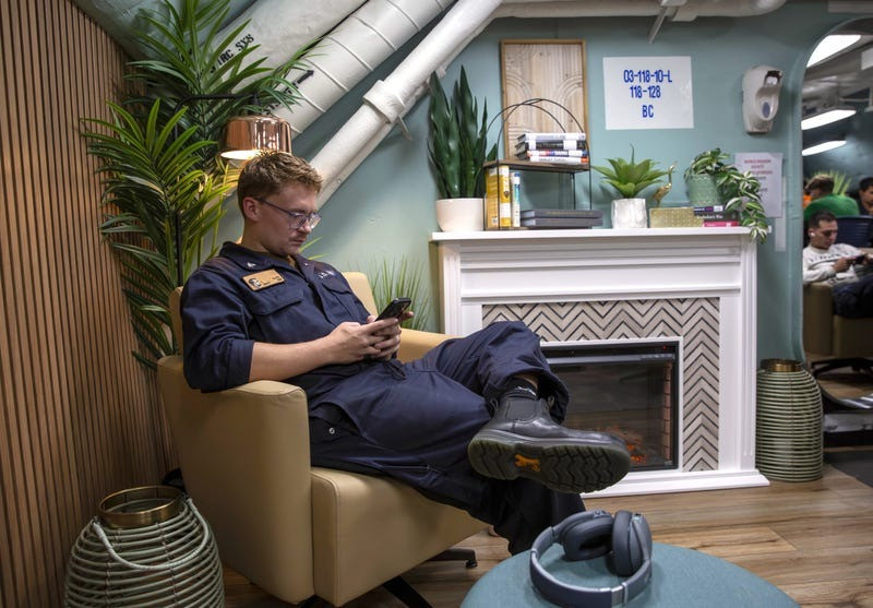 Khi có internet, các thủy thủ có thể liên lạc với gia đình ở quê nhà, điều này sẽ làm giảm bớt căng thẳng cho binh sĩ khi hoạt động trên biển trong thời gian dài.