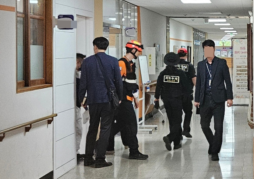 Theo thông tin từ Yonhap News và Chosun Ilbo, vào khoảng 8h41 phút sáng (giờ địa phương), một nam sinh học lớp 11 đã dùng hung khí đâm chém liên tiếp. Hậu quả là ba người, bao gồm hiệu trưởng 60 tuổi, một công chức phòng hành chính 40 tuổi và một công nhân vệ sinh 49 tuổi, đã bị thương nặng ở vùng ngực và bụng. Ngoài ra, hai người khác đi ngang qua cũng bị thương nhẹ.