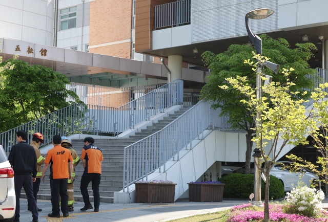 Một phụ huynh giấu tên bày tỏ sự bất an: "Vì các con phải nộp điện thoại sau khi đến trường nên không thể liên lạc được! Tôi nhận được tin con trai lớn an toàn ở trong lớp, nhưng con trai thứ hai thì hoàn toàn không có tin tức gì. Tôi phải nghe chính miệng con nói thì mới yên tâm được, hy vọng nhà trường có thể nhanh chóng trả lại điện thoại cho các con để chúng tôi xác nhận các con có an toàn không".