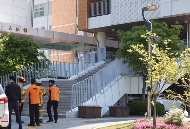 Một phụ huynh giấu tên bày tỏ sự bất an: "Vì các con phải nộp điện thoại sau khi đến trường nên không thể liên lạc được! Tôi nhận được tin con trai lớn an toàn ở trong lớp, nhưng con trai thứ hai thì hoàn toàn không có tin tức gì. Tôi phải nghe chính miệng con nói thì mới yên tâm được, hy vọng nhà trường có thể nhanh chóng trả lại điện thoại cho các con để chúng tôi xác nhận các con có an toàn không".